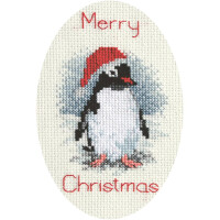 Diese ovale Stickpackung von Bothy Threads zeigt einen süßen Pinguin mit einer roten Weihnachtsmannmütze. Der Pinguin steht in der Mitte, umgeben von Schneeflocken. Über und unter dem Pinguin ist in Rot „Frohe Weihnachten“ aufgestickt. Das Kreuzstich-Design ist auf weißem Stoff gefertigt.