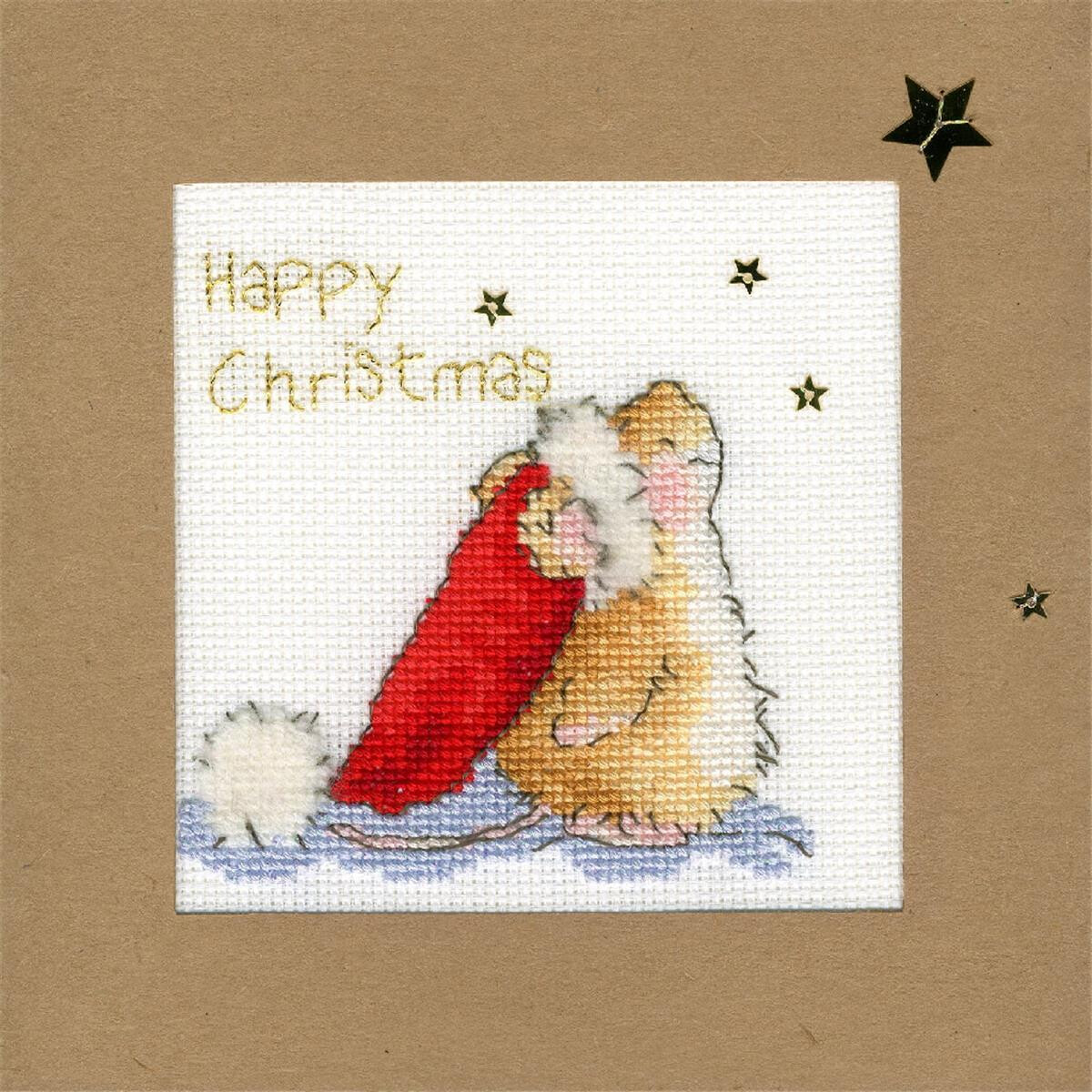 Una tarjeta navideña muestra a dos ratones de pie...