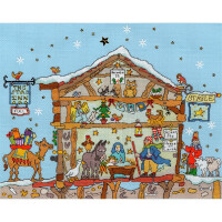 Eine illustrierte Weihnachtskrippe in einer schneebedeckten Holzscheune. In der Mitte liegen Maria und Josef mit dem Jesuskind in einer Krippe. Tiere wie Esel, Schafe und Hähne umgeben sie. Die Scheune ist mit festlichen Elementen wie einem Weihnachtsbaum, Sternen und kleinen Engeln geschmückt – eine perfekte Stickpackung von Bothy Threads für Ihre saisonale Dekoration. Auf den Schildern stehen „Das Gasthaus“ und „Stall“.