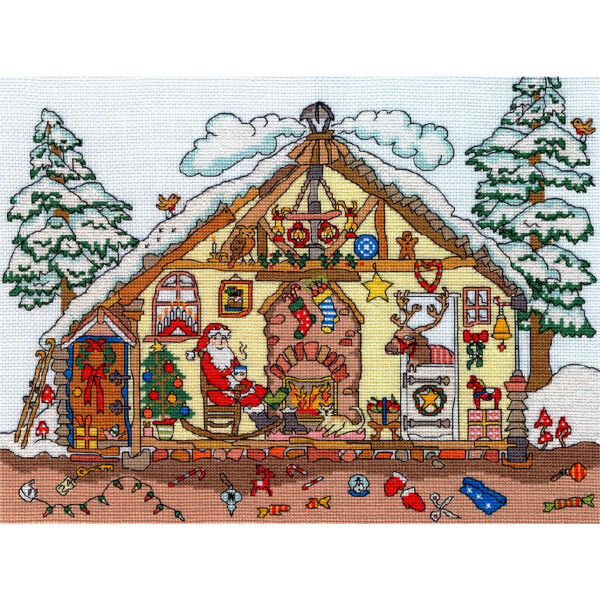 Ein Stickpackungsmuster von Bothy Threads zeigt eine festliche Winterlandschaft in einer gemütlichen Hütte. Drinnen sitzt der Weihnachtsmann an einem Kamin mit einem geschmückten Weihnachtsbaum, Rentieren, Geschenken und Spielzeug. Die Außenseite der Hütte ist mit schneebedeckten Dächern und Bäumen geschmückt. Im Vordergrund sind Weihnachtsdekorationen und Lichter zu sehen.