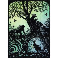 Eine detaillierte Silhouette vor einem grün-blauen Hintergrund mit Farbverlauf zeigt Alice, die lesend unter einem Baum sitzt und ihren Kopf auf ihre Hand stützt. In der Nähe liefern sich Alice und das weiße Kaninchen eine Jagd durch üppiges Laub und gewundene Pfade, umgeben von Schmetterlingen und aufwendigen floralen Stickpackung-Designs von Bothy Threads.