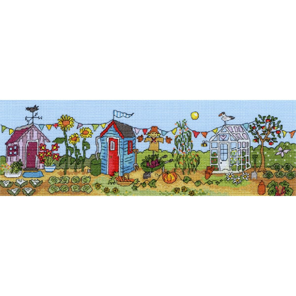 Eine farbenfrohe Stickpackung von Bothy Threads zeigt eine fröhliche Gartenszene. Drei Schuppen, jeder einzigartig gestaltet, sind von verschiedenen Pflanzen, Blumen und Gemüse umgeben. Wimpel hängen zwischen den Schuppen vor einem blauen Himmel mit einer Sonne. In diesem entzückenden Kreuzstich-Set sitzen Vögel auf dem Dach jedes Schuppens.