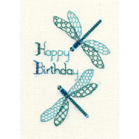 Un paquete de bordado de Bothy Threads con dos libélulas de intrincadas alas azules y verdes. Happy Birthday está bordado entre las libélulas en un degradado de colores azul y verde. El fondo es una tela lisa de color crema, perfecta para cualquier entusiasta del punto de cruz.