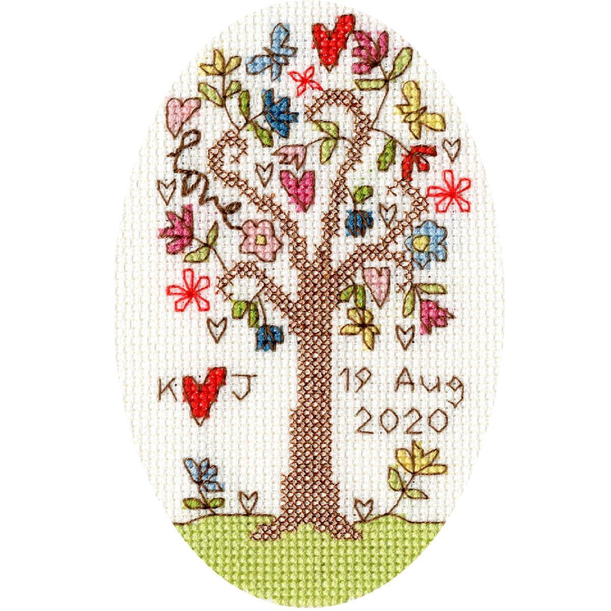 Een borduurpakket van Bothy Threads toont een boom met...