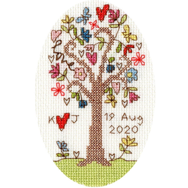 Eine Bothy Threads Stickpackung zeigt einen Baum mit braunen Zweigen, die mit bunten Blättern und Herzen geschmückt sind. Der Baum steht vor einem ovalen, weißen Hintergrund. Unter dem Baum sind die Initialen „K & J“ und das Datum „19. August 2020“ mit braunem Garn auf einen grünen Untergrund gestickt.