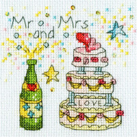 Auf einer Bothy Threads Stickpackung ist links der Text „Mr and Mrs“ mit einer festlichen Champagnerflasche abgebildet, aus der Blasen und Sterne sprühen. Rechts ist eine mehrstöckige Hochzeitstorte zu sehen, die mit roten Herzen, rosa Blumen und gelben Girlanden geschmückt ist. Auf den Boden der Torte ist in Rosa „LOVE“ gestickt.