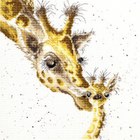 Ein Kreuzstichstück oder eine Stickpackung von Bothy Threads, die eine Giraffenmutter zeigt, die ihr Baby streichelt. Beide Giraffen haben detaillierte Gesichtszüge mit braunen Flecken auf ihrem gelben Fell, langen Hälsen und großen, ausdrucksstarken Augen. Der Hintergrund ist schlicht weiß mit braunen Flecken, wodurch die komplizierte Kreuzstichstickerei hervorgehoben wird.