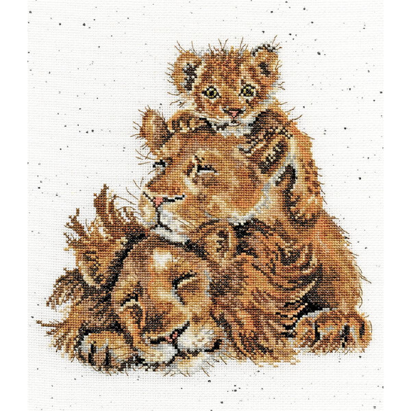 Ein Kreuzstich-Stickbild, das eine Löwenfamilie darstellt. Unten liegt ein entspannter männlicher Löwe mit dichter Mähne, auf dessen Rücken eine Löwin ihren Kopf ruht. Oben sitzt ein verspieltes Löwenjunges auf dem Kopf der Löwin. Der Hintergrund dieser bezaubernden Bothy Threads Stickpackung ist weiß mit kleinen schwarzen Flecken.