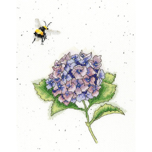 Ein Kreuzstichmuster oder Stickpackung von Bothy Threads zeigt eine detaillierte, farbenfrohe Hortensienblüte in Lila- und Rosatönen, begleitet von grünen Blättern. Über der Blüte fliegt eine kleine Biene mit gelben und schwarzen Streifen. Der weiße Hintergrund weist verstreute Flecken auf, die an eine leichte Pollenschicht erinnern.