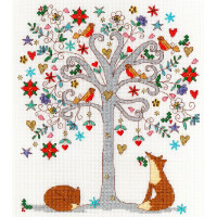 Eine skurrile gestickte Szene eines Baumes, der mit bunten Ornamenten, Sternen, Herzen und Blumen geschmückt ist. An der Basis sind zwei Füchse abgebildet, einer sitzt und blickt nach oben, während der andere zusammengerollt schläft. Auf den Zweigen sitzen Vögel. Der Hintergrund von Stickpackung von Bothy Threads ist eine leere, weiße Stoffleinwand.