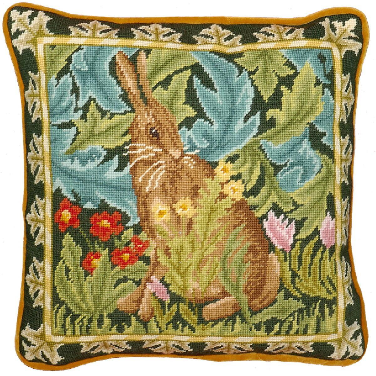 На декоративной подушке изображен коричневый кролик,...