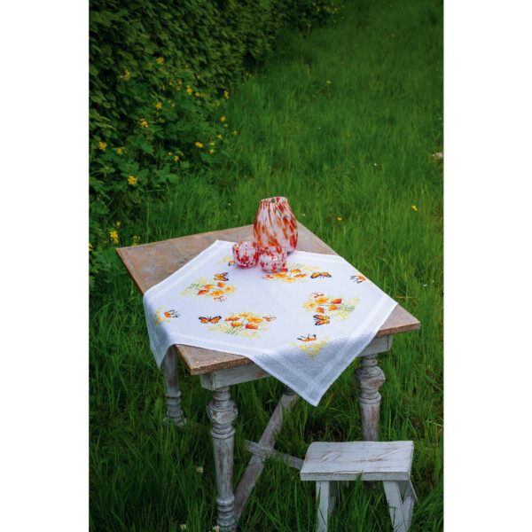 Vervaco Tischdecke Kreuzstich Set "Orange Blumen und Schmetterlinge", Stickbild vorgezeichnet, 80x80cm