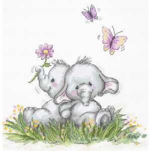 Zwei entzückende Elefantenbabys sitzen dicht beieinander auf grünem Gras und lächeln. Ein Elefant hält eine rosa Blume mit seinem Rüssel, während zwei lila Schmetterlinge darüber flattern. Die Szene ist bezaubernd und skurril, fast wie ein entzückendes Luca-S Stickpackungsdesign, das Freude und Unschuld in der Natur vermittelt.