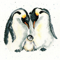 Eine aufwendig bestickte Stickpackung von Bothy Threads zeigt zwei erwachsene Kaiserpinguine mit schwarzen und gelben Markierungen, die zärtlich auf ein flauschiges Küken zwischen ihnen herabblicken. Die Pinguine scheinen auf Schnee zu stehen, vor einem weißen, schneebedeckten Hintergrund mit schwachen, verstreuten blauen Punkten. Dieses bezaubernde Design ist perfekt für jeden Kreuzstich-Liebhaber.