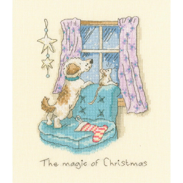 Eine Stickszene zeigt einen Hund und eine Katze, die aus einem Fenster mit violetten Vorhängen und silbernen Sternen schauen. Der Hund steht auf einem gepolsterten Stuhl und an der Armlehne hängt ein Strumpf. Links hängen drei Sterne. Der Text darunter lautet „Die Magie von Weihnachten“. Diese schöne Kreation kann mit der Stickpackung von Bothy Threads hergestellt werden.