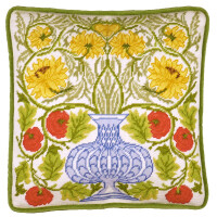 Eine Stickpackung von Bothy Threads mit einem aufwendigen Nadelspitzendesign im Stickbild-Stil. Das zentrale Motiv ist eine blaue Vase mit großen gelben Blumen und grünen Blättern. An den Rändern sind rote Blumen verstreut. Das symmetrische Design wird von einem grünen Rand auf weißem Hintergrund eingerahmt.