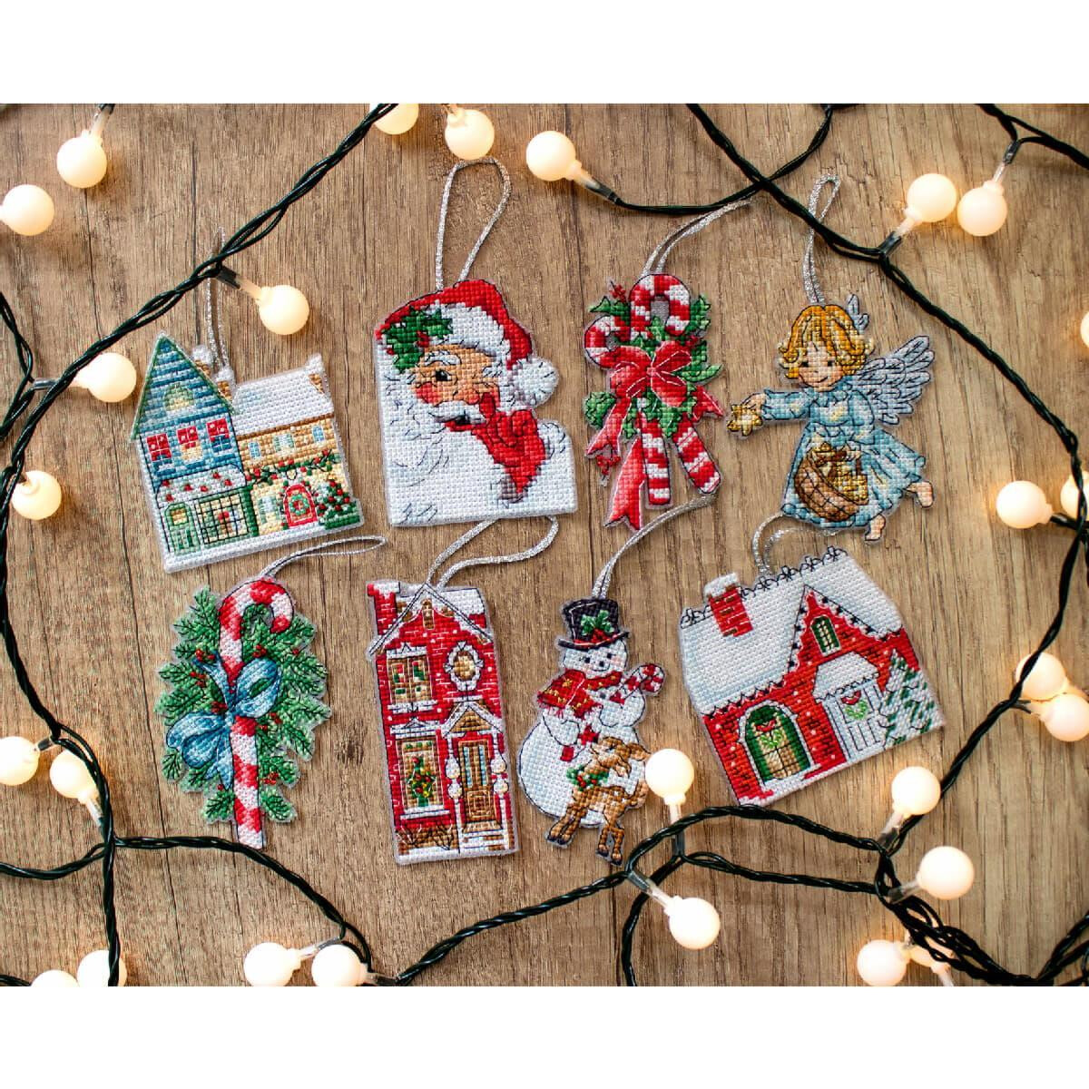 Sieben weihnachtliche Kreuzstich-Ornamente aus unserer...