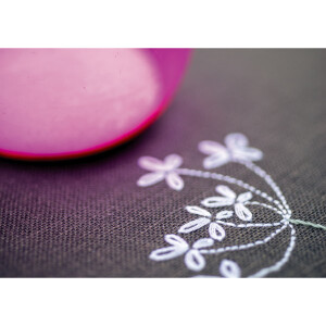Vervaco Juego de punto de raso para camino de mesa "Flores blancas", diseño de bordado pre-dibujado, 38x138cm