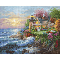Een borduurpakket van Luca-s vangt een schilderachtige scène met een vuurtoren en een hut op een klif, omringd door heldere bloemen en bomen in volle bloei. Zeegolven slaan tegen de rotsen bij zonsondergang, terwijl de lucht baadt in warme oranje, roze en blauwe tinten.