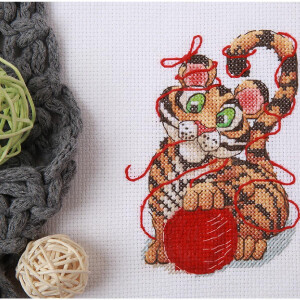 Klart counted cross stitch kit "Little Tiger and Yarn Ball", 11,5x14,5cm, DIY