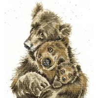 Eine bestickte Stickpackung von Bothy Threads mit einer Bärenmutter, die ihre beiden Jungen umarmt. Die Bärenmutter befindet sich hinten, während die Jungen eng aneinander gekuschelt vorn liegen. Die Bären sind in Brauntönen mit aufwendigen Details dargestellt. Der Hintergrund ist schlicht weiß mit dezent verstreuten Punkten.