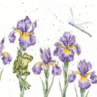 Eine Illustration zeigt einen Frosch, der sich am Stiel einer violetten Schwertlilie festklammert. Um den Frosch herum sind andere blühende Schwertlilien, und eine blaue Libelle mit gelben Details schwebt in der Nähe. Der Hintergrund ist mit hellblauen Punkten übersät, die dieser bezaubernden Stickpackung-Szene von Bothy Threads eine skurrile Note verleihen.