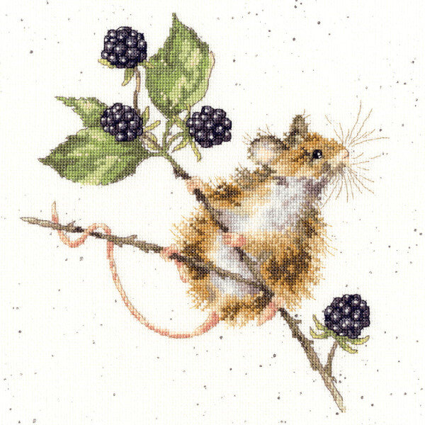 Ein detailreiches Stickpackungsdesign von Bothy Threads zeigt eine kleine Maus, die auf einem Ast mit Brombeeren sitzt. Die Maus in Braun- und Beigetönen hält den Ast fest, um den sich ein rosa Schwanz windet. Die grünen Blätter und dunkelvioletten Beeren sind aufwendig gestickt und stehen vor einem weiß gesprenkelten Hintergrund.