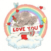 Bothy Threads Stickpackung-Design eines Elefanten, der eine rote Rose auf einer flauschigen Wolke hält. Er hält ein „LOVE YOU“-Banner in roten Buchstaben mit daran baumelnden Herzen, umgeben von einem Regenbogen. Schmetterlinge und kleine Vögel mit Herzdetails betonen die Szene.