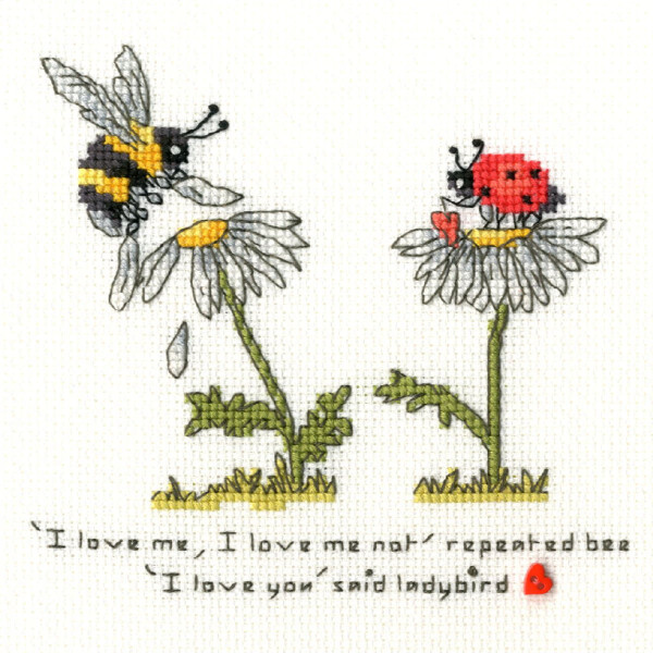 Bothy Threads Stickpackung mit einer Biene und einem Marienkäfer auf Gänseblümchen. Die Biene links sagt: „Ich liebe mich, ich liebe mich nicht.“ Der Marienkäfer rechts antwortet: „Ich liebe dich“ mit einem roten Herzsymbol. Dieses bezaubernde Stickbild ist auf weißem Stoff gestickt, mit grünem Gras und Stängeln, die die Gänseblümchen stützen.