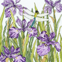 Eine detailreiche Stickpackung von Bothy Threads mit einer Libelle mit durchscheinenden Flügeln inmitten leuchtend violetter Schwertlilien, hohem grünem Gras und Blättern. Der Körper der Libelle zeigt Schattierungen von Blau und Grün und der Hintergrund hat einen hellen, natürlichen Farbton, der die üppige Gartenszene hervorhebt.