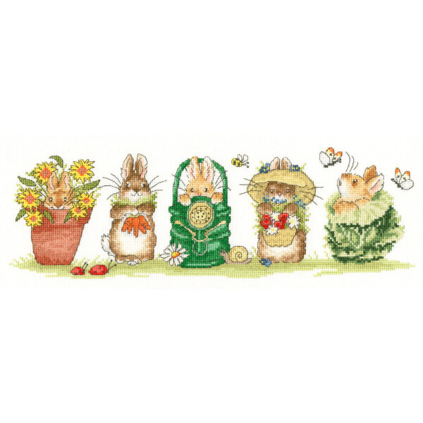 Eine gestickte Szene, perfekt als Stickpackung oder Teil eines Sticksets. Von links nach rechts: eine Maus in einem Blumentopf mit Sonnenblumen, ein Kaninchen in einem braunen Outfit, ein grüner Rucksack mit Federn, eine weitere Maus in einem Strohhut, der Blumen hält, und schließlich ein Kaninchen in einer grünen gepunkteten Tasse. Schmetterlinge und Blumen vervollständigen das charmante Kreuzstich-Design von Bothy Threads.