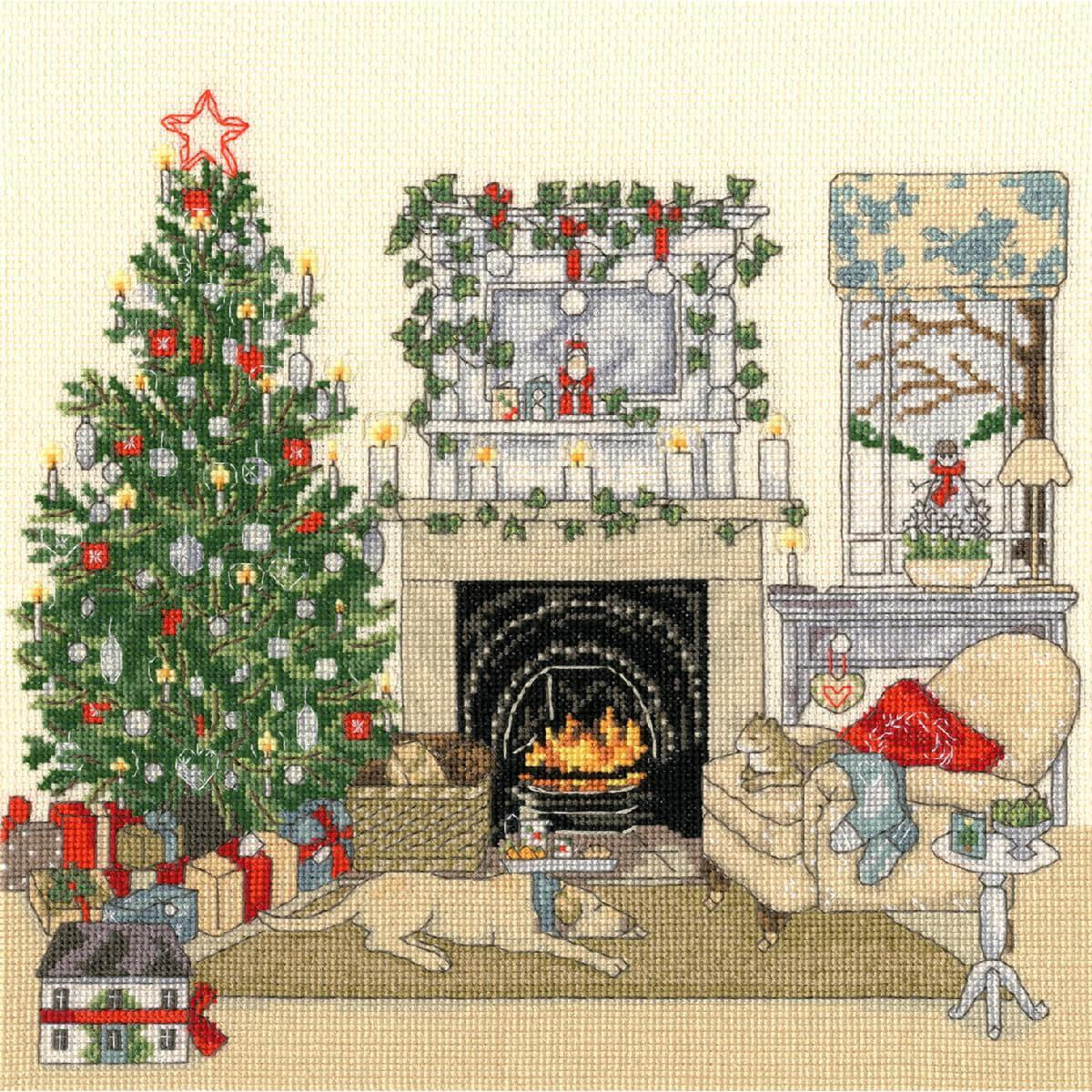 Уютная рождественская гостиная с украшенной елкой слева,...