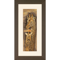 Unopera darte incorniciata di Lanarte Stickpackung mostra due giraffe su uno sfondo scuro. La giraffa più grande sta dietro quella più piccola, entrambe nei toni del marrone, del giallo e del beige. Lo sfondo mostra un sottile tramonto nei toni dellarancione e del marrone. La cornice è marrone scuro e rettangolare.