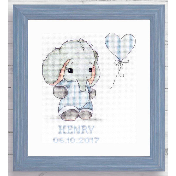 На картине из набора для вышивания Luca-s в рамке изображен милый серый слоненок в голубой полосатой пижаме, держащий голубой воздушный шарик в форме сердца. Под слоном вышиты имя Генри и дата 06.10.2017. Рамка выполнена из светло-голубого дерева, а фон - белый.