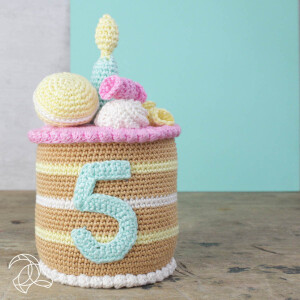 Hardicraft Chrochet kit Amigurumi "Birthday Cake", 18x10cm, cotton yarn with stuffing material, DIY