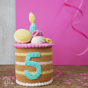 Set de ganchillo amigurumi "Tarta de cumpleaños" con hilo de algodón y material de relleno, 18x10cm, hc-40ck069
