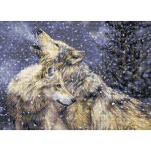 Zwei Wölfe stehen in einer verschneiten Landschaft mit Bäumen im Hintergrund. Der linke Wolf hat seinen Kopf in den Nacken gelegt und heult in die Nacht. Der andere Wolf blickt ruhig nach vorne. Schneeflocken fallen um sie herum und ihr dickes Fell erscheint im schwachen Licht golden, wodurch eine ruhige Winterlandschaft entsteht, die an ein detailreiches Meisterwerk von Lucas Stickpackung erinnert.