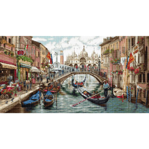 Eine geschäftige Kanalszene in Venedig zeigt Gondeln, die auf dem Wasser fahren, umgeben von farbenfrohen Gebäuden mit Balkonen und Flaggen. Menschen schlendern durch die Kopfsteinpflasterstraßen, vielleicht inspiriert von einer Stickpackung von Luca-S, um die Aussicht einzufangen. Eine Brücke wölbt sich über den Kanal, und unter einem teilweise bewölkten Himmel ist ein großes Kuppelgebäude zu sehen.
