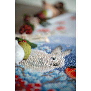 Vervaco Juego de punto de cruz para camino de mesa "Conejo de nieve y camachuelo", patrón de cuenta, 32x84cm