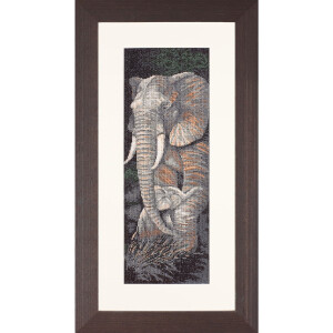 Gerahmtes Kunstwerk, das eine Nahaufnahme eines erwachsenen Elefanten und seines Kalbs zeigt. Beide Elefanten sind in einer vertikalen Komposition vor einem dunklen, waldähnlichen Hintergrund dargestellt. Das Lanarte Stickpackung-Design ist in einen braunen, rechteckigen Rahmen mit weißer Mattierung eingefasst, der das zentrale Bild umgibt.
