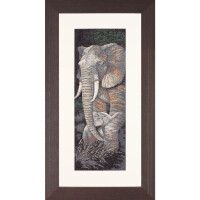 Obra de arte enmarcada que muestra un primer plano de un elefante adulto y su cría. Ambos elefantes están representados en una composición vertical sobre un fondo oscuro similar a un bosque. El diseño del paquete de bordados Lanarte está enmarcado en un bastidor rectangular marrón con un paspartú blanco que rodea la imagen central.