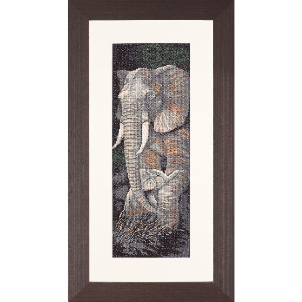 Un paquete de bordados verticales de Lanarte con una madre elefante y su cría en un marco de madera negra. La cría está cerca de la madre y ambas están representadas con finos detalles que recuerdan a los motivos de punto de cruz. El fondo está cubierto de follaje verde oscuro, que contrasta con los tonos grisáceos de los elefantes.