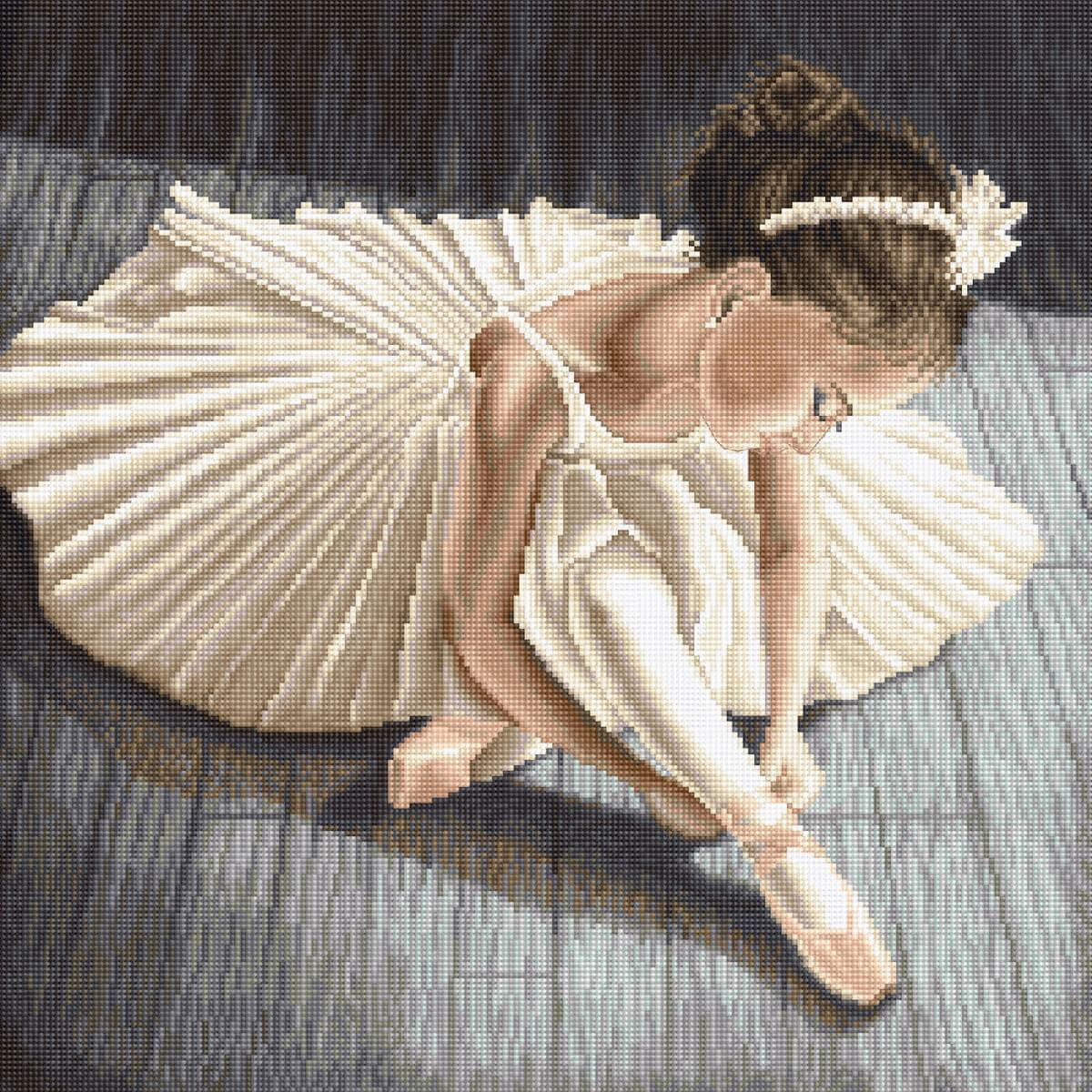 Een jonge ballerina in een witte tutu zit op de grond en...