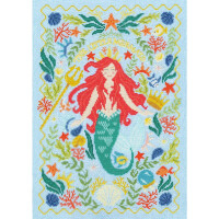 Eine farbenfrohe Stickpackung von Bothy Threads zeigt eine Meerjungfrau mit langen roten Haaren und einem grünen Schwanz, umgeben von einem Unterwasser-Rand mit Seetang, Korallen, Seesternen und Muscheln. Das Kreuzstich-Kunstwerk zeigt die Meerjungfrau, die in einer Hand einen Dreizack hält und mit einer Krone geschmückt ist.