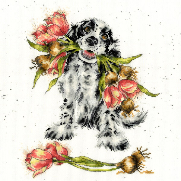 Eine Stickpackung von Bothy Threads mit einem schwarz-weißen Hund, der einen Strauß rosa Tulpen im Maul hält. Eine Tulpe ist auf den Boden gefallen. Der Hintergrund ist weiß mit verstreuten schwarzen Punkten. Der Gesichtsausdruck des Hundes wirkt zufrieden und die Gesamtkomposition ist hell und fröhlich.