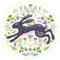 Ein dunkelblauer Hase mit komplizierten Mustern, der mit leuchtenden Fäden bestickt ist, springt zwischen einer Reihe bunter Blumen und Ranken auf einem cremefarbenen Stoffhintergrund herum. Diese Szene aus der Bothy Threads Stickpackung ist voller Lila-, Grün- und Blautöne, die zu einem skurrilen und detaillierten Design beitragen.