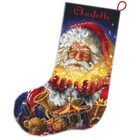 Ein farbenfroher Weihnachtsstrumpf zeigt eine Abbildung des Weihnachtsmanns mit roter Mütze und weißem Bart, der leuchtende goldene Lichter in den Händen hält. Der Strumpf, der aus einer bezaubernden Letistitch-Stickpackung hergestellt wurde, ist mit festlichen Spielsachen wie Puppen, Teddybären und Hörnern geschmückt. Der Name „Charlotte“ steht in roter Schreibschrift oben.
