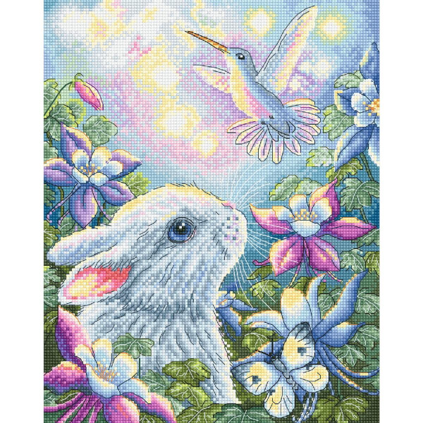 Een kleurrijke, gedetailleerde illustratie toont een pluizig wit konijn dat omhoog kijkt naar een zwevende kolibrie. Om haar heen zijn felroze, paarse en blauwe bloemen met weelderige groene bladeren. Zacht zonlicht schijnt er doorheen en creëert een dromerige sfeer - perfect om te vertalen naar kruissteekpatronen om uw volgende prachtige Letistitch borduurpakket te maken.