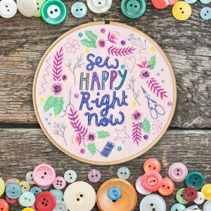 Bothy Threads stamped embroidery kit with wooden hoop "Sew Happy", ELFW4, Diam. 20,4cm, DIY