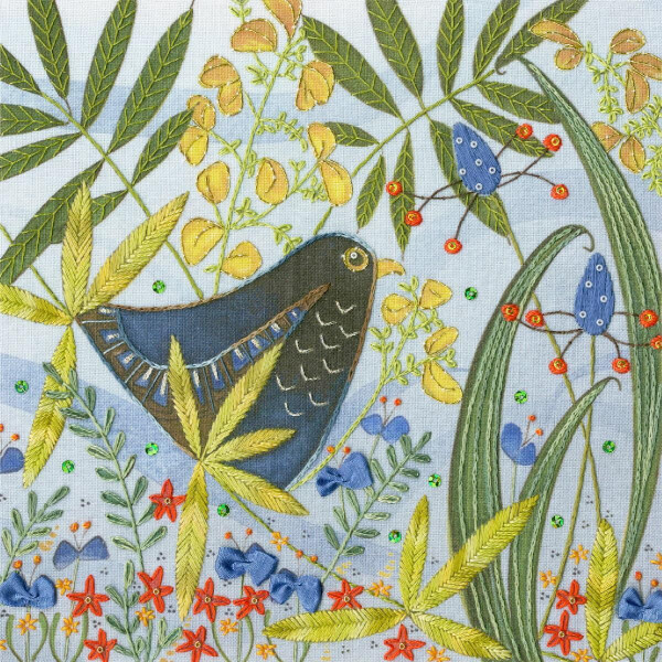 Набор для вышивания Bothy Threads с изображением черной птицы с золотыми акцентами среди зеленых листьев, желтых цветов, красных звезд и синих бутонов. Фон - яркий небесно-голубой, создающий красочную сцену, вдохновленную природой.